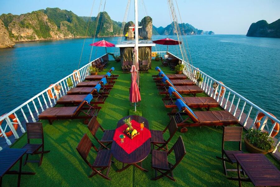 2-Day Royal Palace Ha Long Bay & Ti Top Island Cruise - Why an Overnight Cruise Works Better Than a Quick Visit