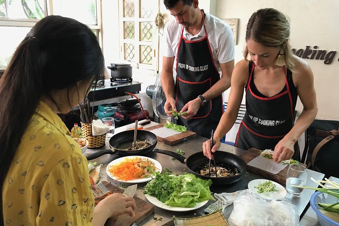 5 Traditional Dishes Hanoi Cooking Class with Market Trip - How the instructors shape the class
