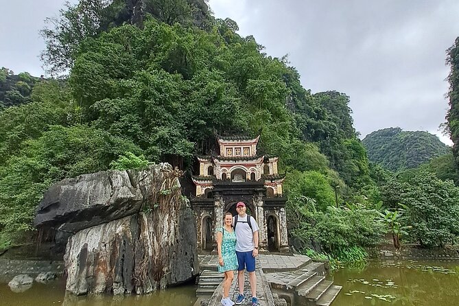 Amazing Ninh Binh Day Tour: Mua Cave - Tam Coc - Hoa Lu - Lunch and the Tam Coc sampan ride