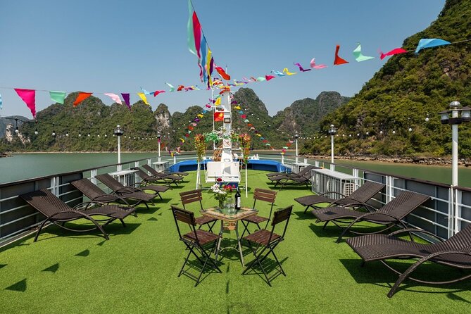 Best Price Halong Bay Full-Day Trip,Cave,Titop,Kayak By Transfer - Choosing a kayak or bamboo boat at Luon Cave