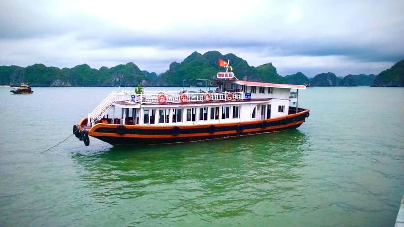 CAT BA :2D1N Lan Ha bay-Ha Long bay with Plankton Excursion - Cam Lagoon, swimming, and lunch on the boat
