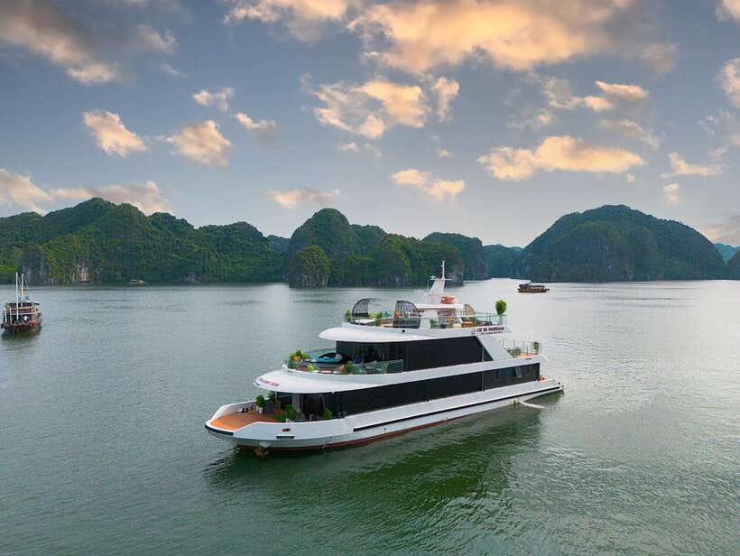 Cat Ba Island: Lan Ha Bay Full-Day with Luxury Cruise - Bright Cave, the first kayaking highlight