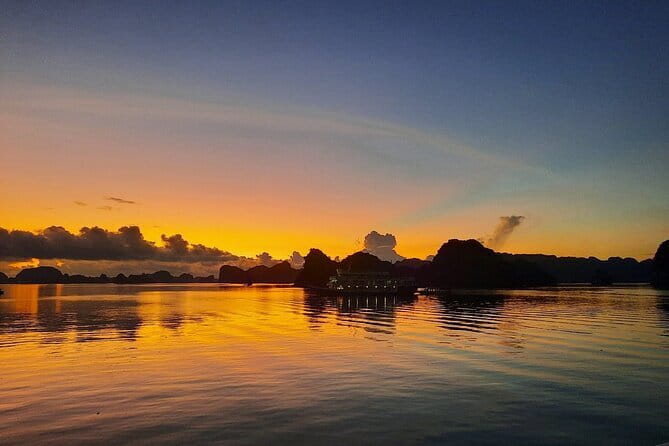 Cat Ba: Sunset & Bioluminescent Kayaking on Lan Ha Bay - Sunset, local dinner, and the evening change