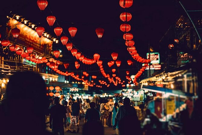 Da Nang By Night: Seafood dinner, night market and cruise trip - Bargaining at Da Nang’s night market