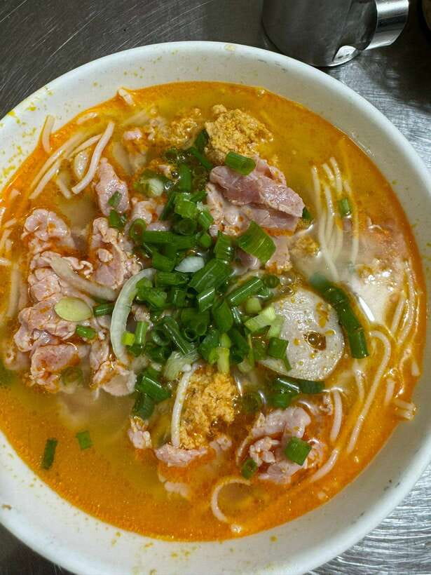 Da Nang City Street Food Private Tour With Local Students - How the shared tasting format works