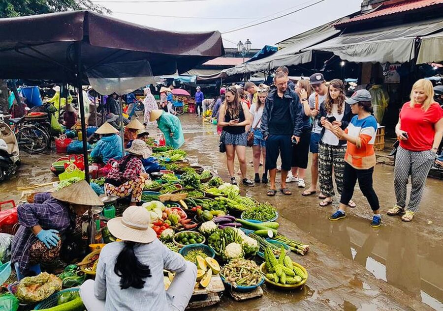 Da Nang/Hoi An: Market Tour, Basket Boat Ride, Cooking Class - Sitting down to eat what you prepared