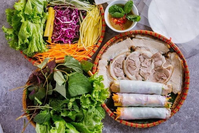 Da Nang Street Food Private Tour With Local Students - Choosing between luxury restaurants and street-side eating