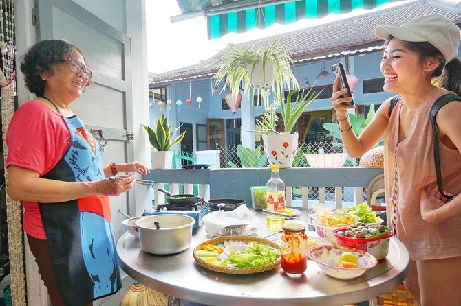 Evening Walking Food Tour, folk game and lantern boat - Dinner at a local house