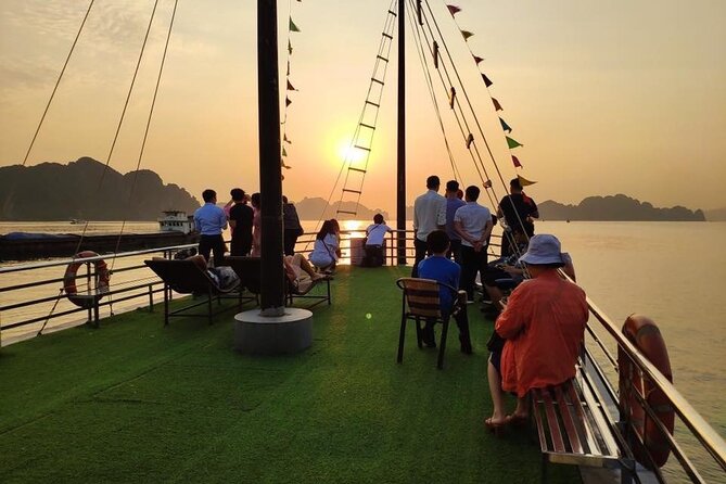 Excursion to Ha Long Bay with Titop Island and kayaking in Luon Cave - Choosing kayaking or a bamboo boat at Luon Cave