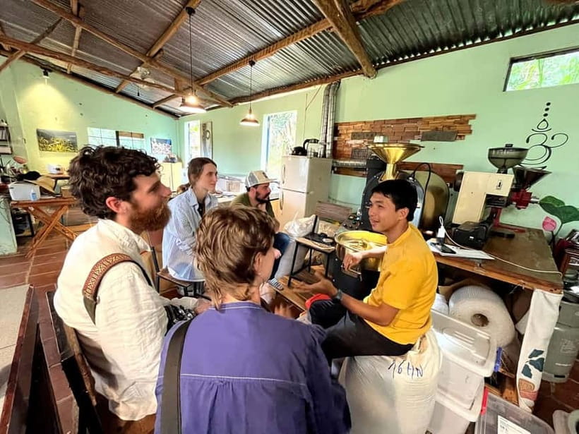 Experience specialty coffee with sustainable coffee farmers - Roasting green beans into coffee