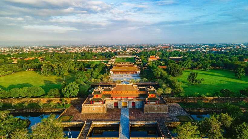 From Da Nang/Hoian/Hue: Hue Imperial City Full-Day Tour - Entering the Hue Imperial Citadel