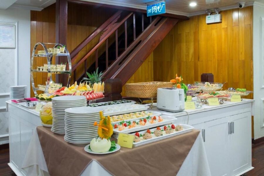 From Hanoi: 2-Day Bai Tu Long Bay Luxury Cruise with Jacuzzi - Food, service, and the small-boat feel