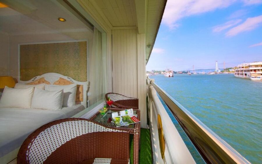 From Hanoi: 2-Day Bai Tu Long Bay Luxury Cruise with Jacuzzi - Thien Canh Son Cave by tender