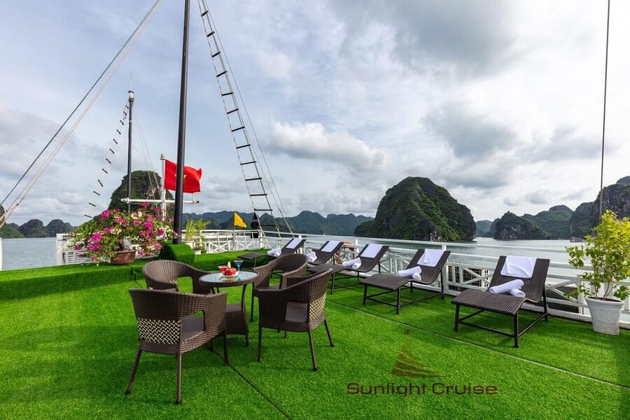 From Hanoi: 2-Day Ha Long Bay Boat Tour - Sung Sot Cave and the climb at Titop Island