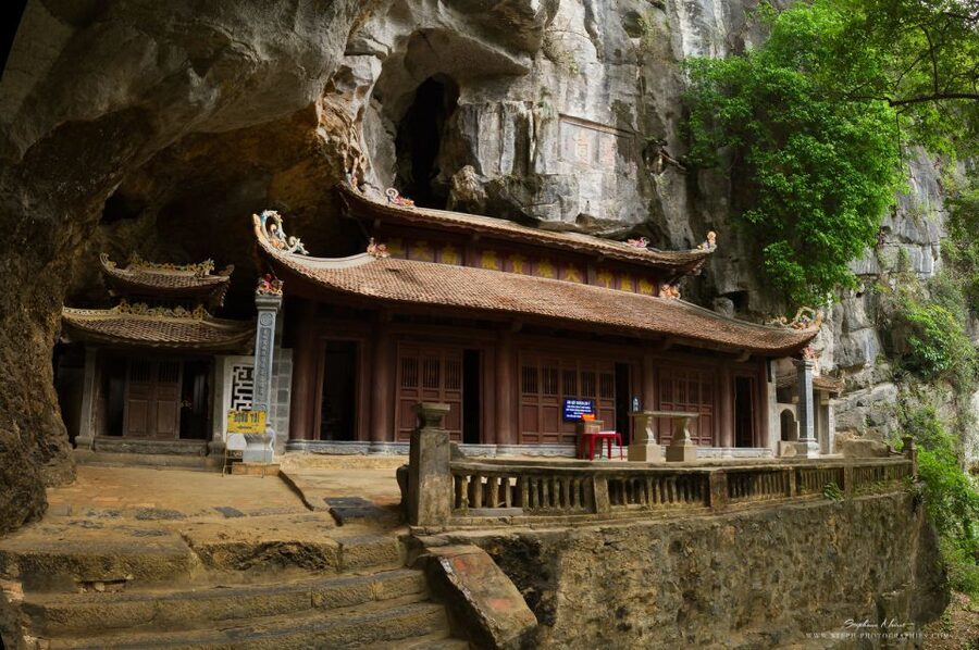 From Hanoi: 2-Day Ninh Binh Tour with Accommodation & Meals - Van Lam market and Bich Dong Pagoda