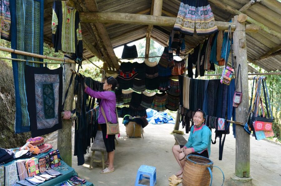 From Hanoi: 2-Day Sapa-Fansipan Peak & Trek & Ha Giang Bus - Walking from Lao Chai toward Ta Van