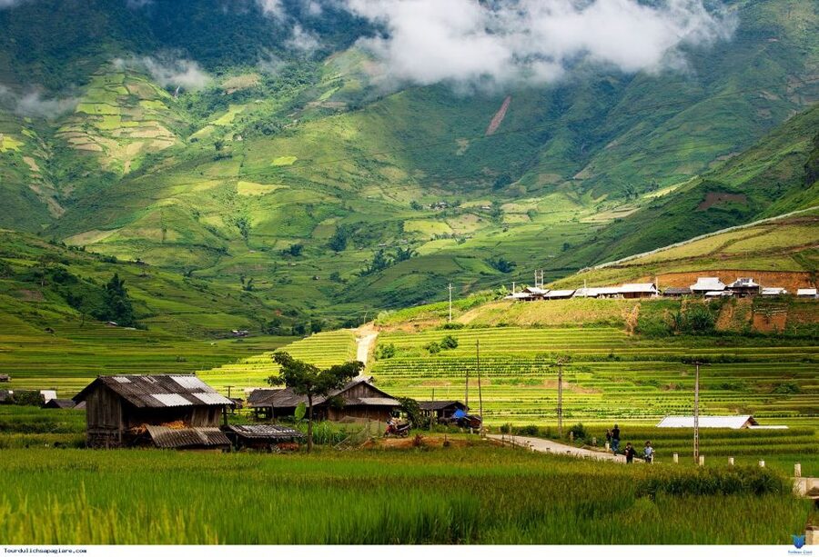 From Hanoi: 2-Day Sapa Trekking Trip with Homestay & Meals - Lunch in Sapa and the trail to Ta Van