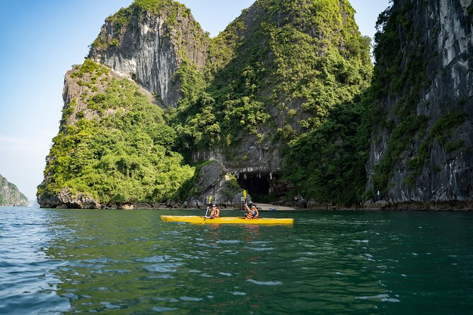 From Hanoi: 2D1N Ha Long Bay Deluxe Cruise with Bus Limousine - Sleeping onboard in a private-bathroom cabin