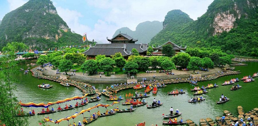 From Hanoi: Bai Dinh, Trang An, and Mua Cave Full-Day Tour - Guides, group size, and the pace of the day