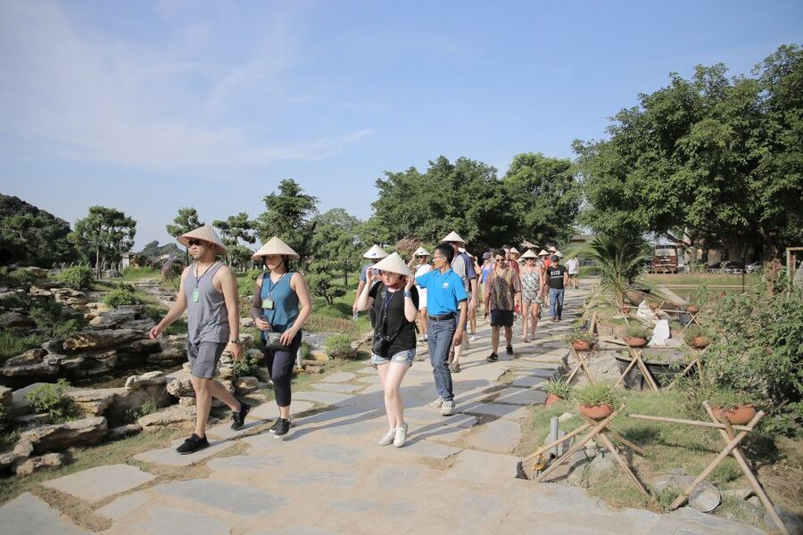 From Hanoi: Bai Dinh, Trang An, and Mua Cave Full-Day Tour - Bai Dinh Pagoda and its enormous scale