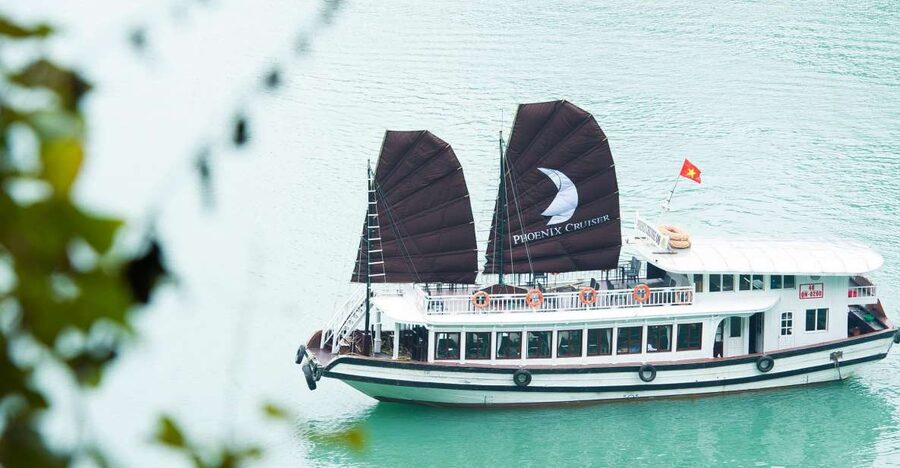 From Hanoi: Halong day trip, Route 2, 6hours, Small group - Lunch and the first views from the Phoenix Cruiser