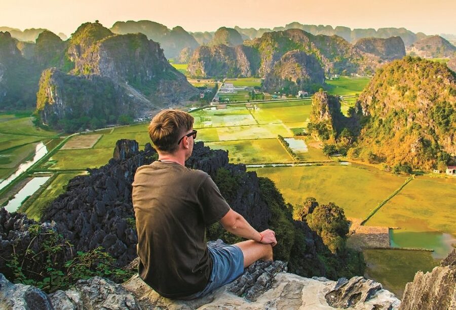 From Hanoi: Hoa Lu, Hang Mua Hike, Tam Coc Boat, and Lunch - Cruising Tam Coc by sampan