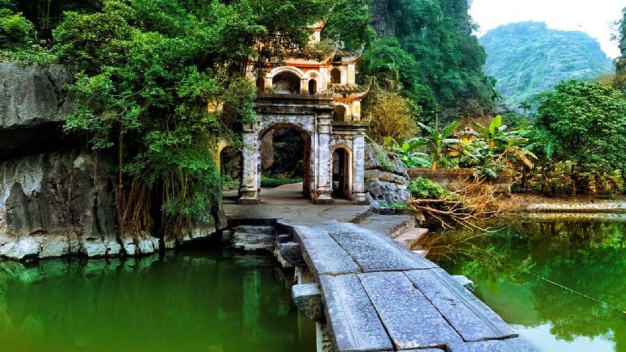 From Hanoi: Hoa Lu, Hang Mua Hike, Tam Coc Boat, and Lunch - Leaving Hanoi around 7:30