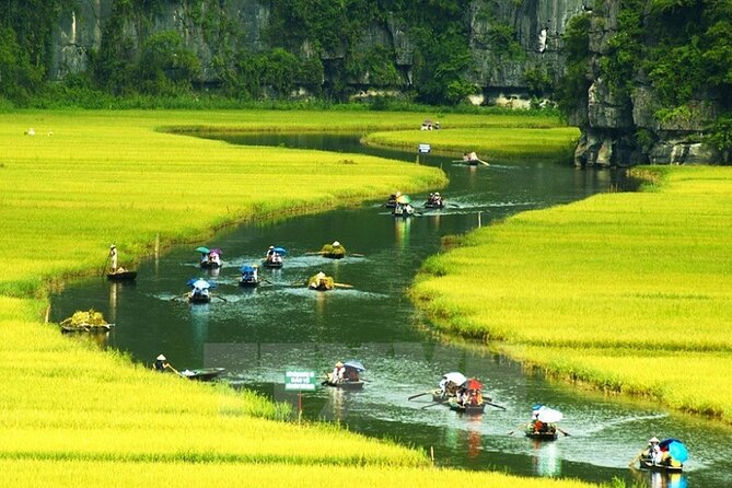 From Hanoi: Hoa Lu, Tam Coc, and Mua Cave Scenic Day Trip - Lunch before the Tam Coc boat ride