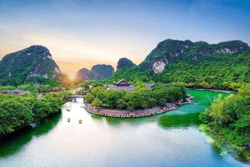 From Hanoi: Ninh Binh, Hoa Lu, Tam Coc, & Mua Cave Day-Trip - A generous Vietnamese buffet at midday
