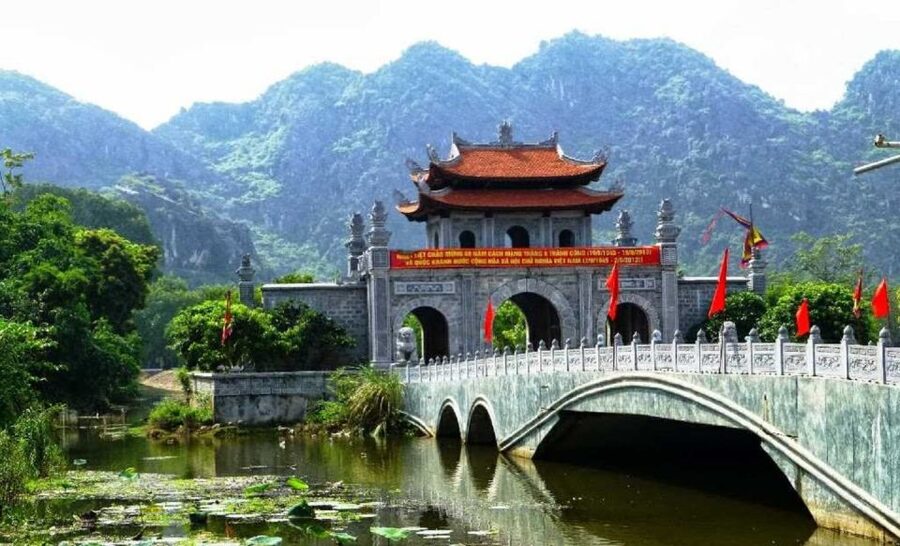 From Hanoi: Tam Coc Boat Trip and Hoa Lu & Mua Cave Tour - The buffet lunch in Ninh Binh
