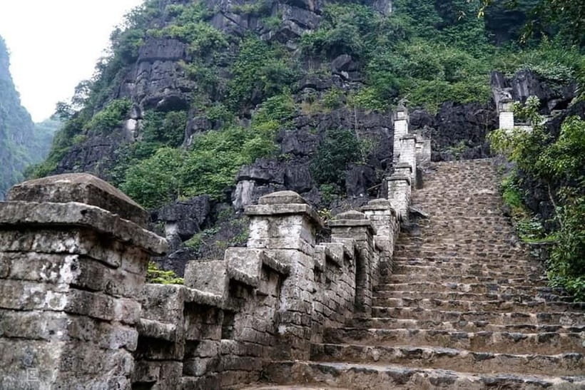From Hanoi: Tam Coc Boat Trip and Hoa Lu & Mua Cave Tour - Guides can shape the whole day
