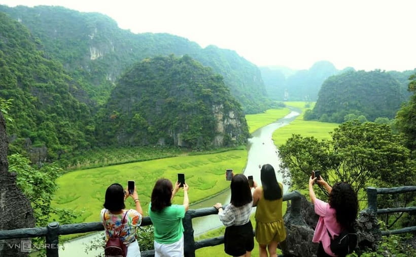 From Hanoi: Tam Coc Boat Trip and Hoa Lu & Mua Cave Tour - Who should book this tour?