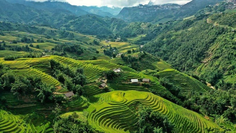 From Hanoi: Trek and Stay: 3-Day Sapa Highlands Adventure - The early bus from Hanoi to Sapa