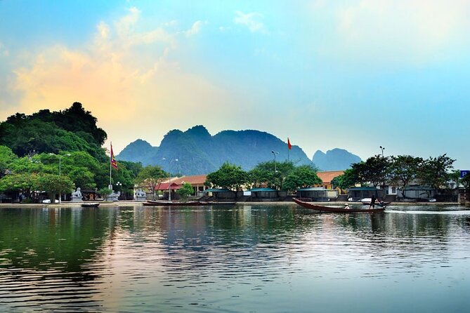 Full Day Tour to Perfume Pagoda with Traditional Boat Ride - The sampan ride on the Yen Stream