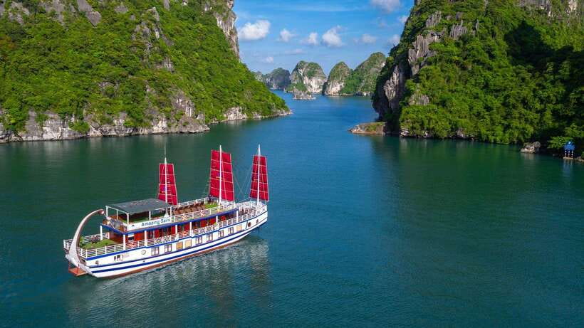 Ha Long Bay - Bai Tu Long Bay Luxury Boat Tour & Transfer - Setting sail through Bai Tu Long Bay