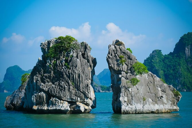 Ha Long Bay Cruise Day Tour-Cave, Kayaking,Ti top island & Lunch - Luon Cave by kayak or bamboo boat