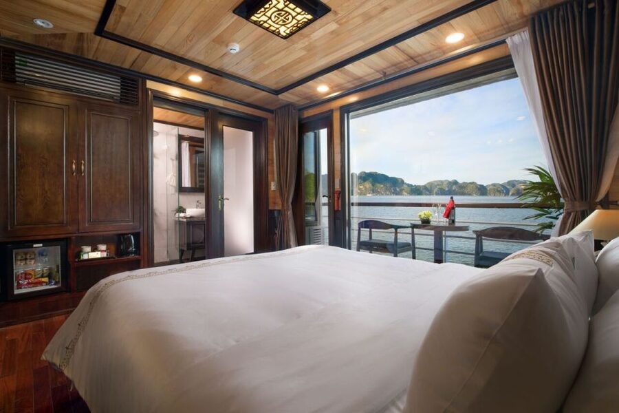 Ha Long & Lan Ha Bays: 2-Day Cruise with Meals & Kayaking - Sunrise Tai Chi and an early breakfast