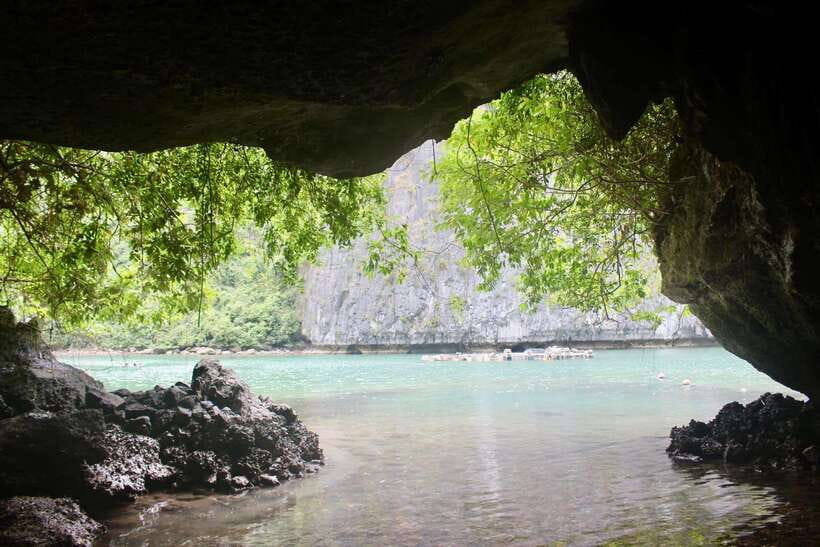 Half day Lan Ha Bay excursion ( 4 hours ): Kayaking, Snorkel - The four-hour route, from Cat Ba Town to open water