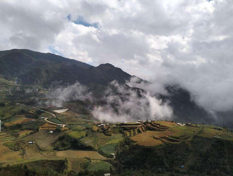 Half Day Sapa Trekking to Visit Lao Chai - Ta Van - Walking the rice terraces toward Lao Chai