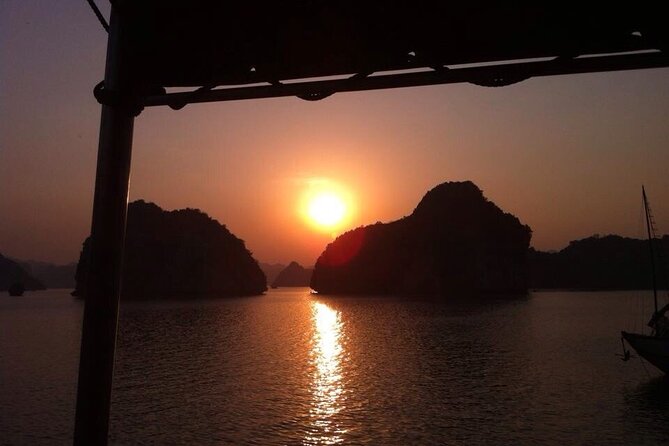 Halong Bay Cruise With Cave, Kayaking, Swimming - Buffet Lunch - Kayaking or bamboo boat at Luon Cave