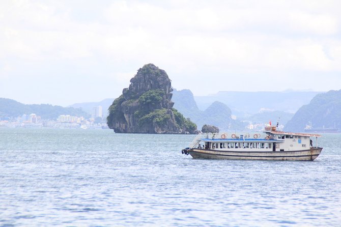 Halong bay Full Day Cruise trip: kayaking, surprise cave, titop island, lunch - Seafood lunch on the shared boat