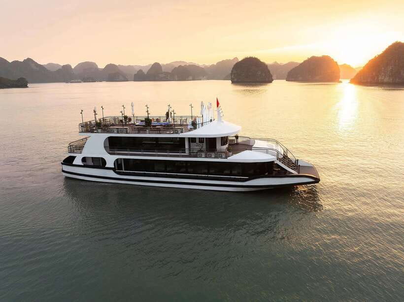 Halong Bay Luxury Cruise: Kayak&Swim,Cave, Party BEST SELLER - A full day from Hanoi to Halong Bay