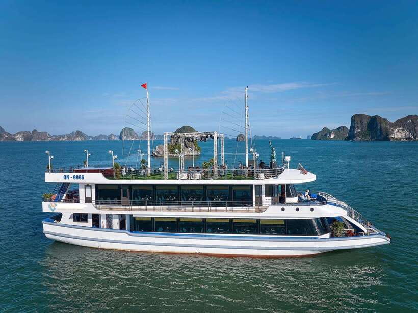 Halong Bay Luxury Cruise: Kayak&Swim,Cave, Party BEST SELLER - Sung Sot Cave and its unusual rock shapes