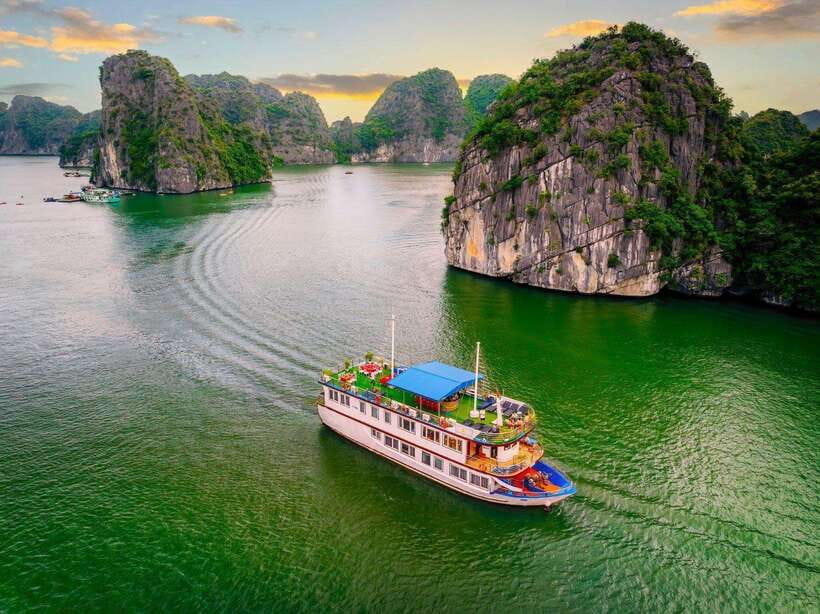 Hanoi: 2-Day Ha Long and Lan Ha Bay Cruise with Kayaking - The long ride from Hanoi to Beo Harbor