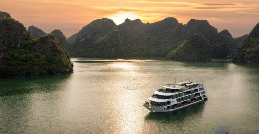 Hanoi: 3-Day Ha Long/Lan Ha Bay Cruise with Private Balcony - Day 1: Ao Ech, kayaking, and the first sunset