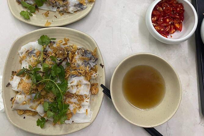 Hanoi: 7 Tasting Street Food Walking Tour and Train Street - Seven tastings, with room for menu changes