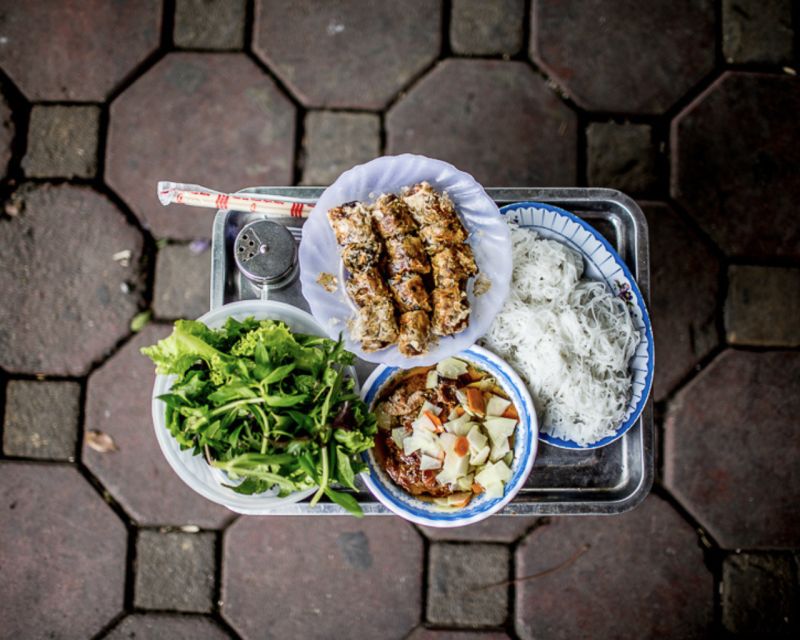 Hanoi: 7 Tastings Street Food Tour with Train Street - Stop one: steamed rice pancakes, or banh cuon