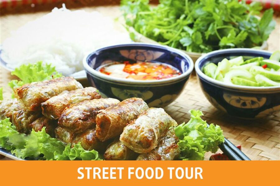 Hanoi: 7 Tastings Street Food Tour with Train Street - Optional choices: oysters, banh mi, or pho