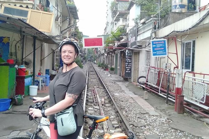 Hanoi: Amazing Morning with Bicycle - All Inclusive - Hoan Kiem Lake and Hanoi’s morning exercise scene