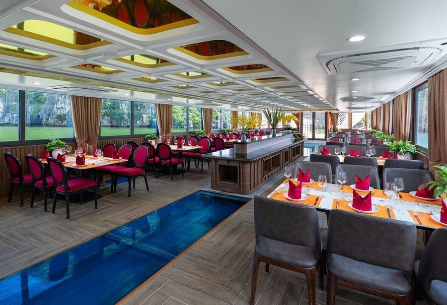 Hanoi: Cat Ba Island & Lan Ha Bay Day Trip Cruise with Lunch - Lunch with a view of the islands